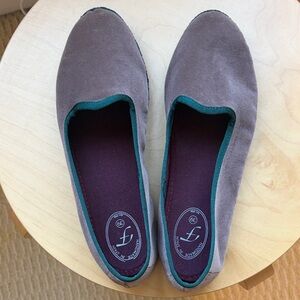 Elegant Gray Flats with Green Trim